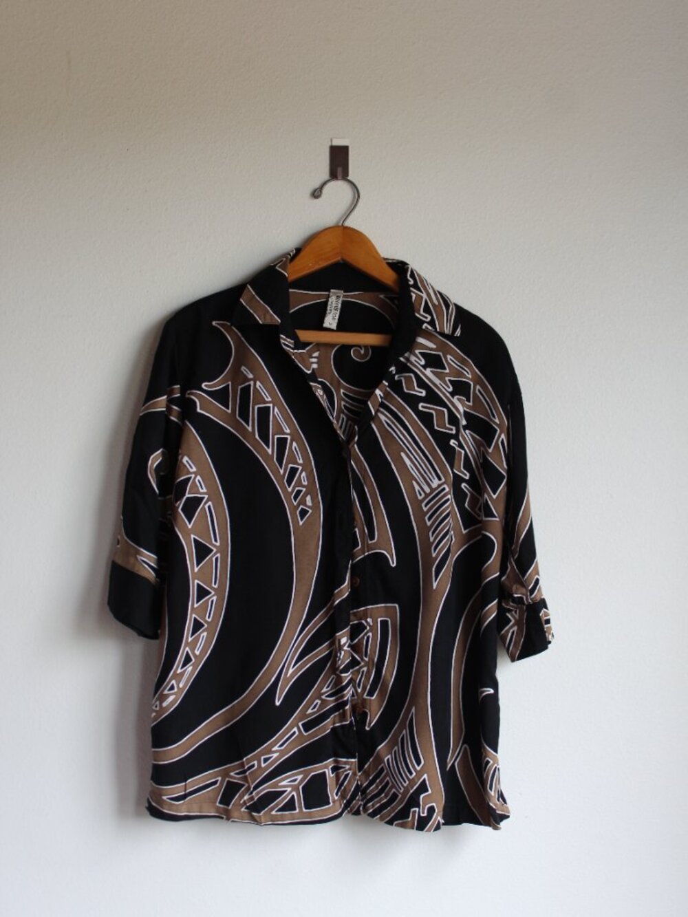 Women's Wahine Toa button-up size Medium